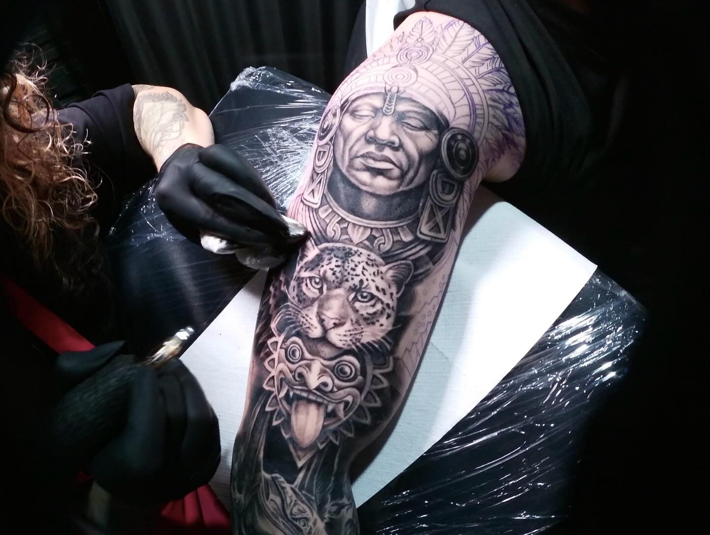 Portret realist tatuat pe braț, în timpul ședinței
