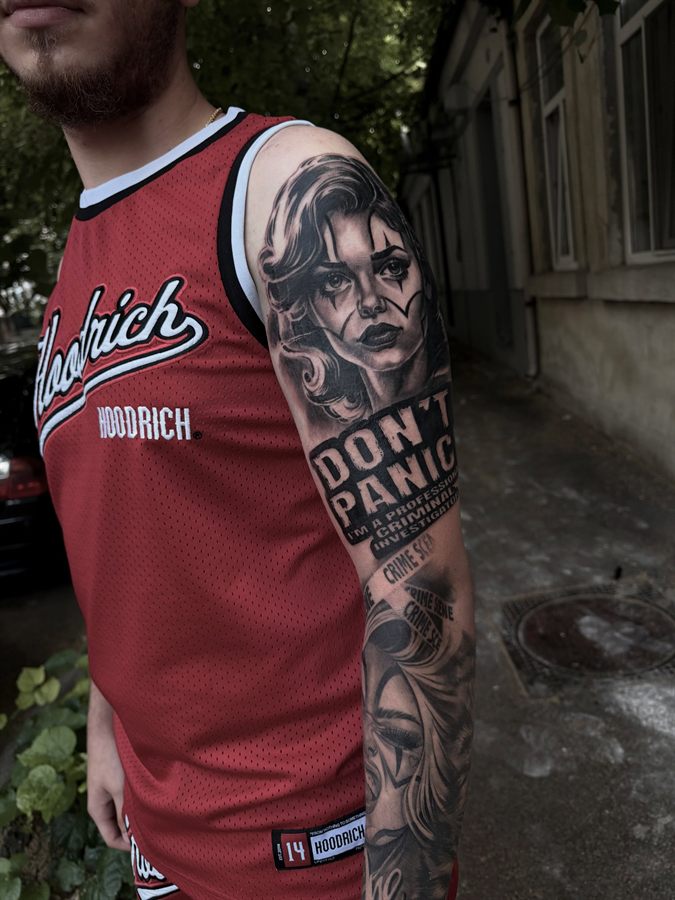 Portret tatuat pe mânecă, black and grey