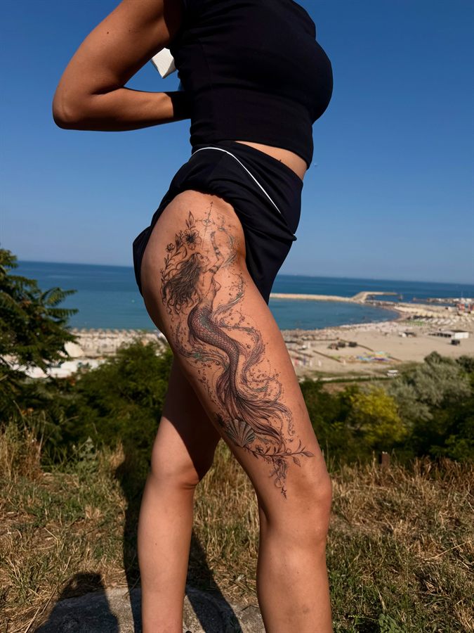 Tatuaj ornamental black and grey pe coapsă