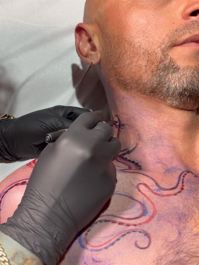 Stencil aplicat pe gât înainte de tatuare