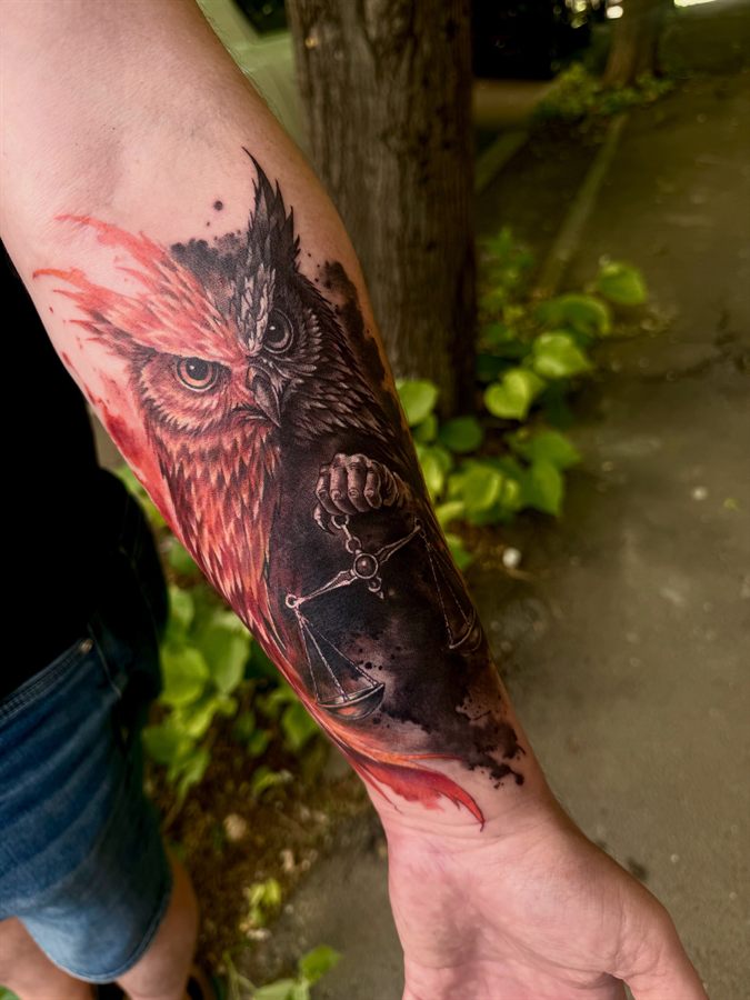 Bufniță tatuată color pe antebraț