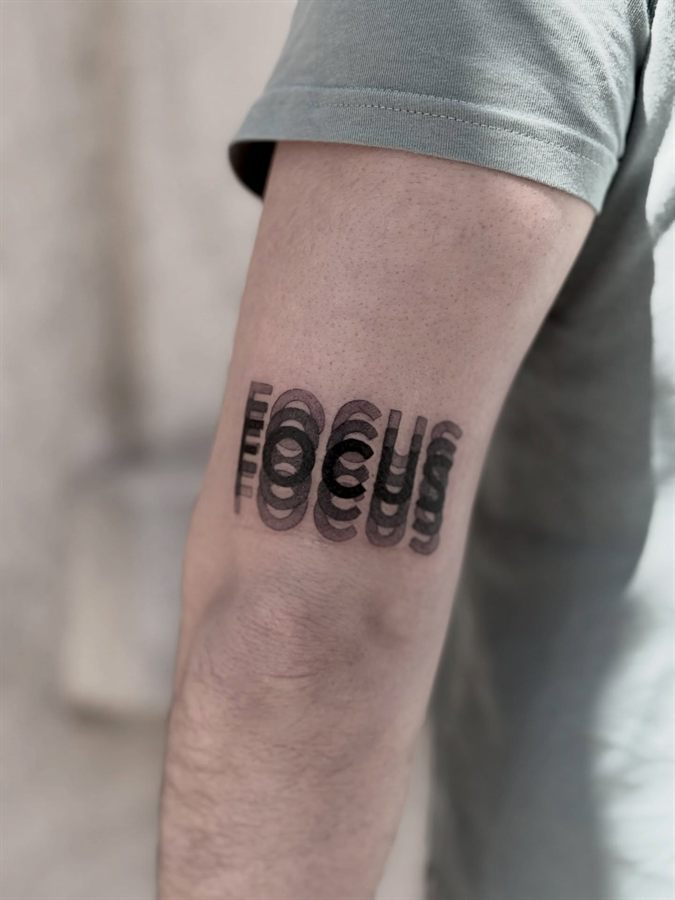 Lettering tatuat pe antebraț